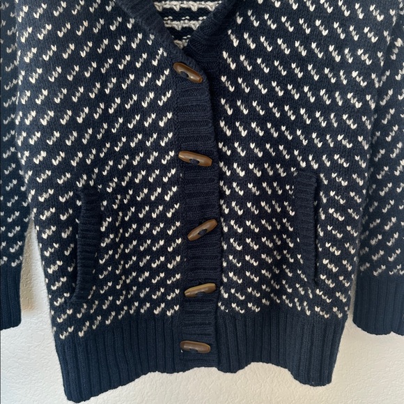 L.L. Bean Navy and Cream 100% lambs wool Ragg toggle button cardigan sweater! - Picture 5 of 10